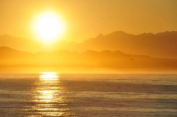 Nascer-do-sol esplendoroso na Inside Passage, chegando à Port Hardy, na Vancouver Island, no Canadá